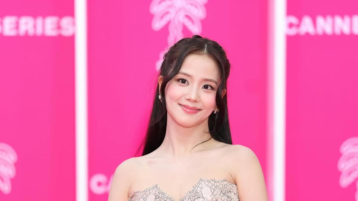 Jisoo BLACKPINK Tampil Bak Princess di Pink Carpet Cannes Series International Festival, Jadi Artis Asia Pertama Raih Penghargaan