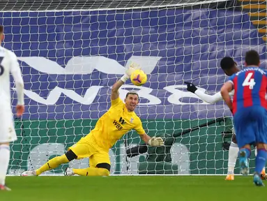 Kiper Crystal Palace, Vicente Guaita berhasil menepis eksekusi penalti striker Leicester City, Kelechi Iheanacho dalam laga lanjutan Liga Inggris 2020/21 pekan ke-16 di Selhurst Park, Senin (28/12/2020). Crystal Palace bermain imbang 1-1 dengan Leicester City. (AFP/Marc Atkins/Pool)