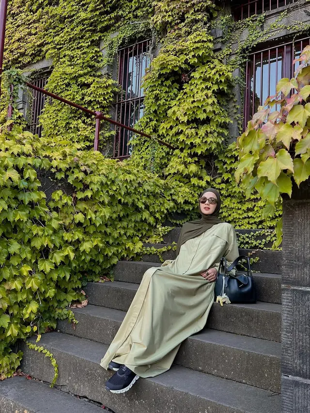 Potret Paula Verhoeven Pakai Outfit Serba Hijau. (instagram/paula_verhoeven)