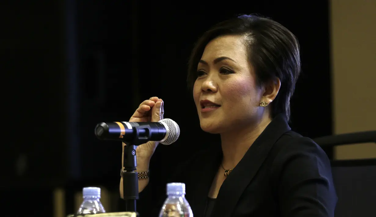 Direktur Program SCTV dan Indosiar, Harsiwi Achmad, saat drawing delapan besar Piala Presiden 2019 di ruang media SUGBK, Jakarta, Selasa (19/3). Pertandingan akan berlangsung pada 29-31 Maret mendatang. (Bola.com/Yoppy Renato)