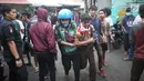 Pengemudi ojek online membantu pelajar yang terluka dalam demonstrasi di belakang Gedung DPR, Palmerah, Jakarta, Rabu (25/9/2019). Polda Metro Jaya mengamankan 200 pelajar yang berdemonstrasi. (Liputan6.com/Angga Yuniar)