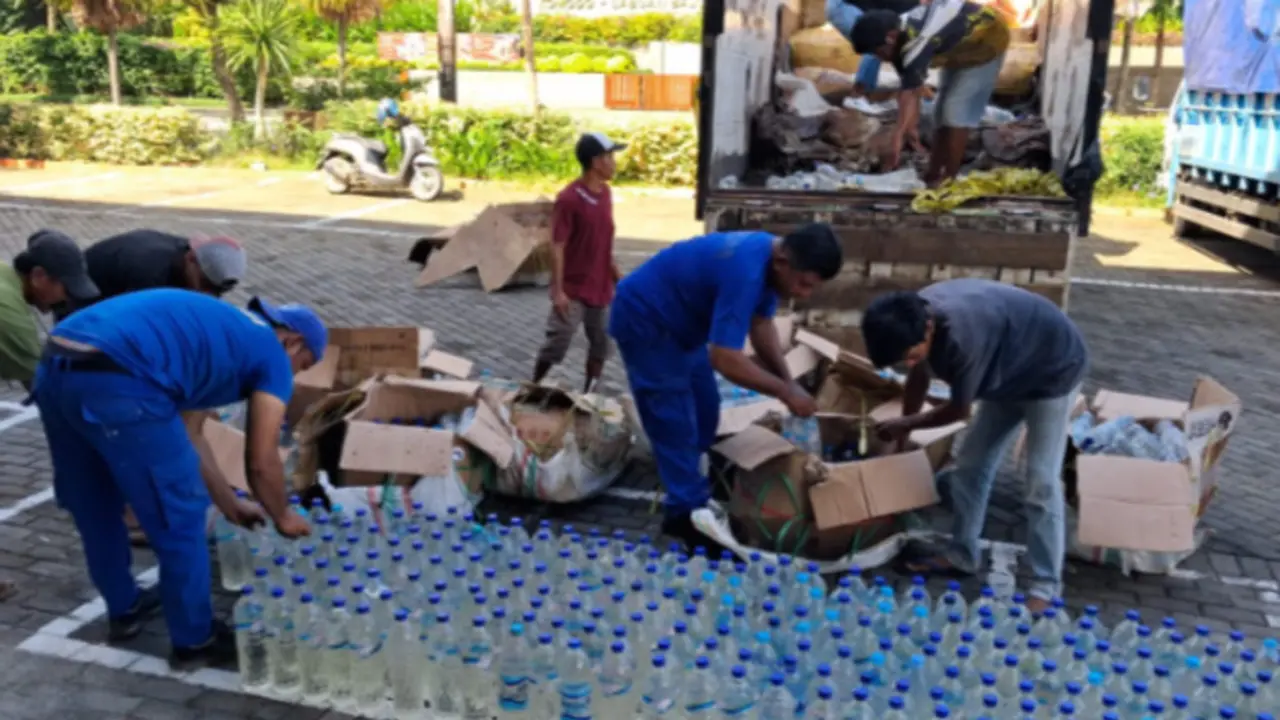 Polisi menyita barang bukti minyak tanah subsidi yang hendak diselundupkan ke NTB (Liputan6.com/Ola Keda)