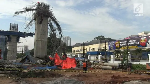 Polisi melakukan olah TKP terkait ambruknya tiang girder proyek Tol Becakayu di Kebon Nanas, Jaktim. Polisi akan mencari apakah ada unsur kelalaian di kasus kecelakaan ini