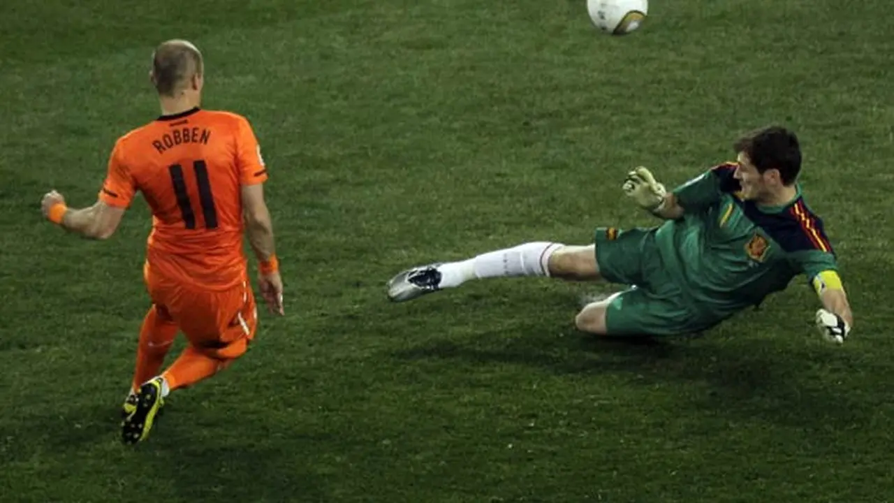 Iker Casillas vs Arjen Robben (Photo: AP)