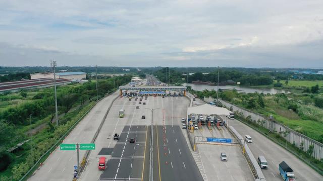 Kondisi lalu lintas di Tol Cikampek pada pukul 15.00 WIB, terpantau kepadatan di akses menjelang rest area KM 57. (Dok Jasa Marga)