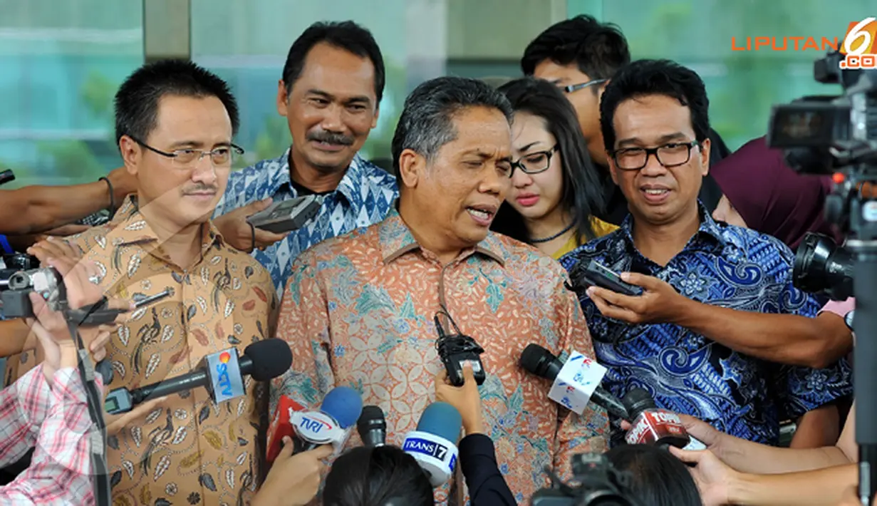 Tim pengacara Andi Mallrangeng. Dari kiri: Harry Ponto, Rizal Mallarangeng, Luhut Pangaribuan, dan Ifdhal Kasim memberikan keterangan pada wartawan. (Liputan6.com/ Abdul Aziz Prastowo)