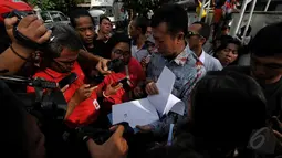 Ade Yuliawan kuasa hukum Zainal Abidin menjawab pertanyaan wartawan di Dermaga Wijaya Pura, Jawa Tengah, Kamis (5/3/2015). (Liputan6.com/Johan Tallo)
