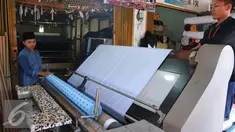 Pekerja tengah menggulung bahan di Pasar Cipadu, Tangerang, Selasa (30/8).Dirjen Industri Kimia, Tekstil, dan Aneka (IKTA) Kemenperin optimistis kinerja industri tekstil dan produk tekstil nasional akan gemilang. (Liputan6.com/Angga Yuniar)