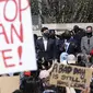 Senator AS Jon Ossoff dan Raphael Warnock, berbicara saat unjuk rasa "Stop Asian Hate" di luar Gedung Kongres Georgia di Atlanta, Sabtu (20/3/2021). Ratusan demonstran mendukung komunitas Asia-Amerika setelah penembakan tempat spa yang yang menewaskan di antaranya 6 wanita Asia. (AP Photo/Ben Gray)