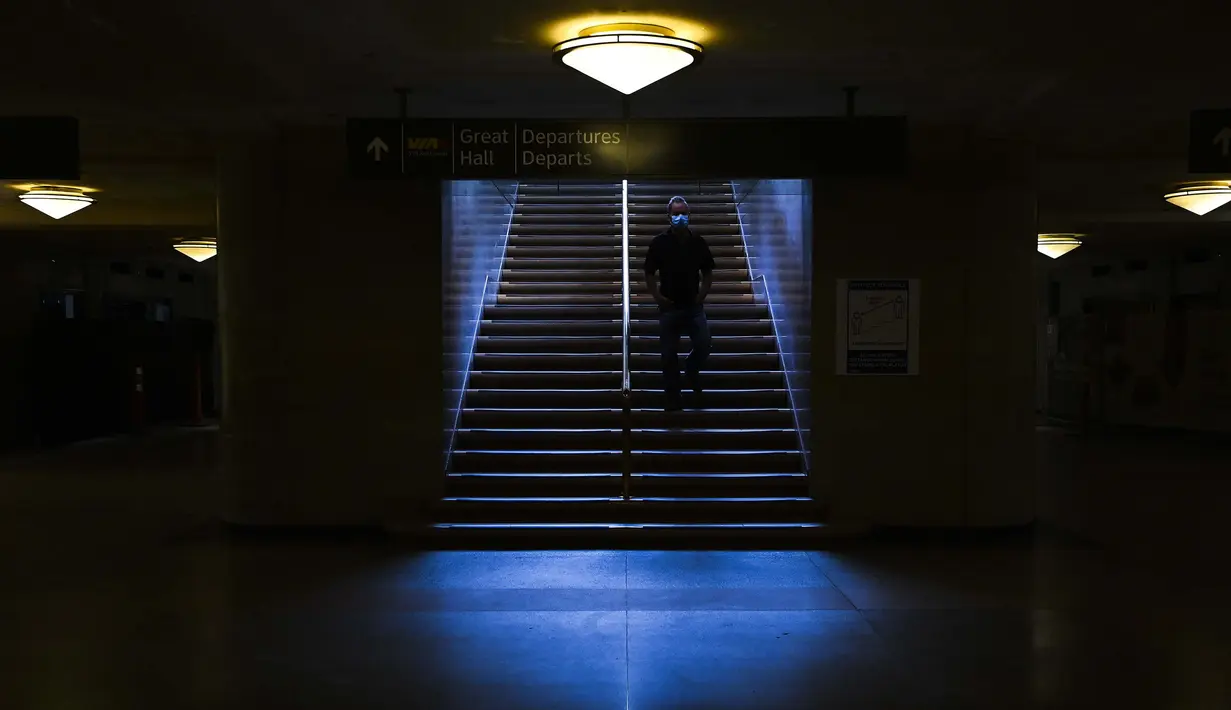 Seseorang memiliki siluet ketika mereka tiba di Union Station selama pandemi COVID-19 di Toronto, Kanada pada 20 Oktober 2020. (Nathan Denette/The Canadian Press via AP)
