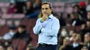 Sergei Barjuan terpilih sebagai pelatih pengganti Ronald Koeman usai dipecat oleh Barcelona akibat tak mampu membenahi performa klub. Pelatih berkebangsaan Spanyol tersebut akhirnya mengawali debutnya di laga melawan Deportivo Alaves yang berakhir dengan skor imbang 1-1. (AFP/Pau Barrena)