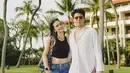 Seperti saat selebrasi ulang tahun Maxime di Bali. Luna Maya padukan croptop hitam dan jeans. Sedangkan tampil casual playful dengan celana pink dan kemeja putih [@lunamaya]