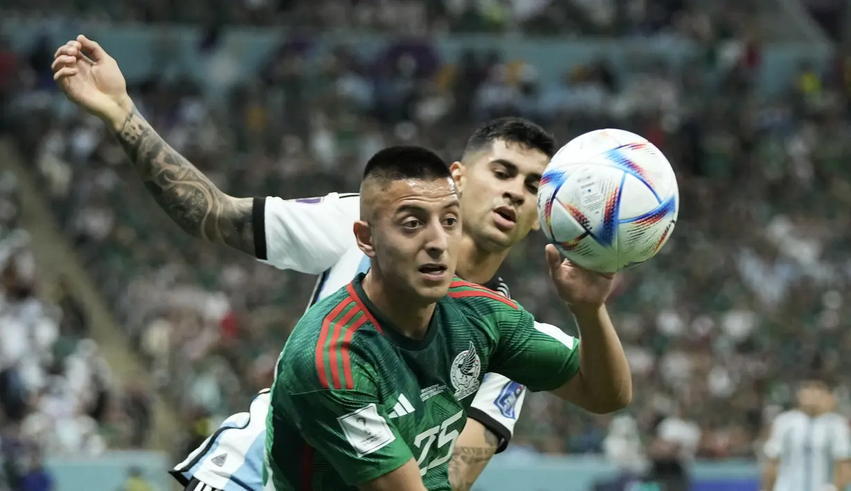 Penyerang Meksiko, Roberto Alvarado berebut bola dengan bek Argentina, Cristian Romero selama pertandingan grup C Piala Dunia 2022 Qatar di Stadion Lusail di Lusail, Qatar, Minggu 27 November 2022. Argentina  kini berada diuturan kedua klasemen dengan dua poin. (AP Photo/Hassan Ammar)