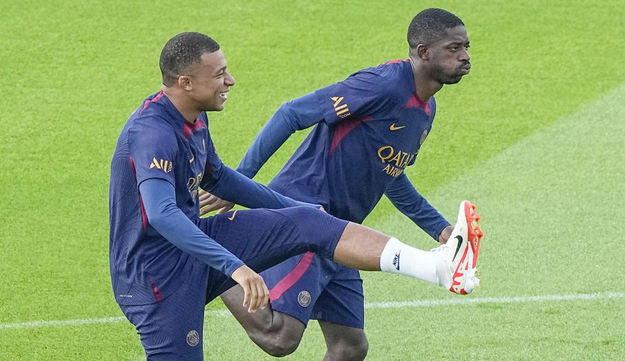 Pemain Paris Saint-Germain (PSG), Kylian Mbappe, bersama dengan Ousmane Dembele saat sesi latihan di Poissy, Paris, Jumat (18/8/2023). Mbappe mengikuti latihan dan diperkirakan akan tampil melawan Toulouse pada pekan kedua Liga Perancis 2023-2024. (AP Photo/Michel Euler)