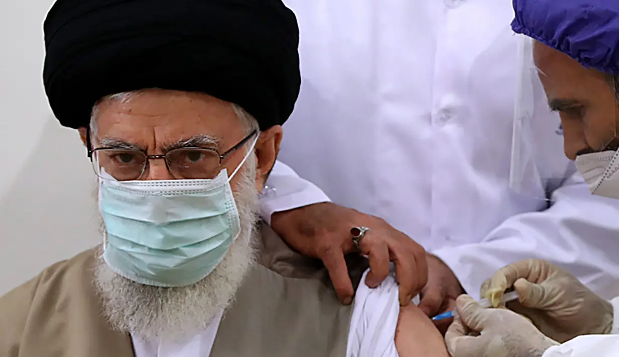 Pemimpin tertinggi Iran, Ayatollah Ali Khamenei mendapat dosis vaksin Covid-19 buatan lokal, COV-Iran Barekat, di Teheran, Jumat (25/6/2021). Ayatollah Ali Khamenei mengaku tidak tertarik mengambil vaksin buatan luar negeri karena menurutnya lebih baik menunggu vaksin Iran. (KHAMENEI.IR / AFP)