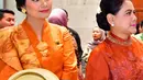 Mendampingi Iriana Jokowi di Inacraft 2024, Annisa Pohan kebaya kartini berlengan setengah dan bros. Ia juga mengenakan kain Batik Mega Mendung sebagai selendang bahu [@annisayudhoyono]
