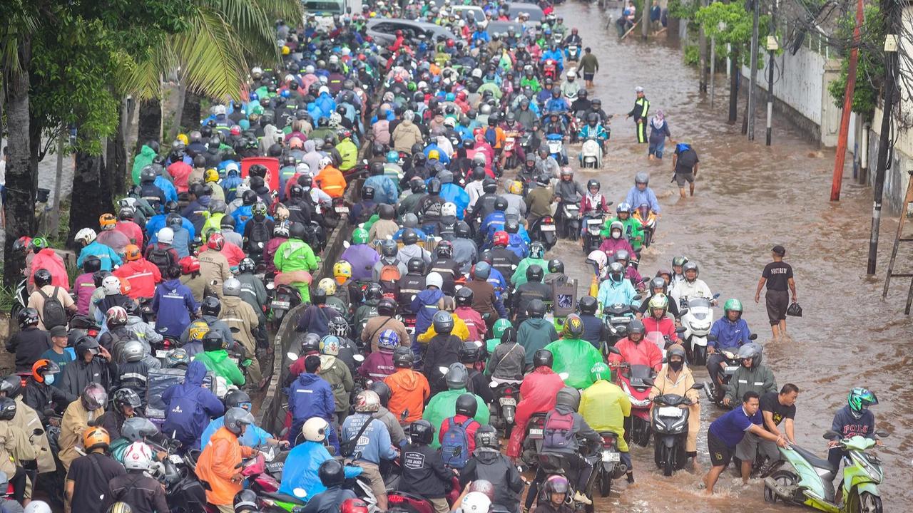 FOTO: Ratusan Pemotor Antre Menembus Banjir di Jalan Daan Mogot Jakbar