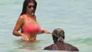 Dua sejoli ini terlihat santai dan begitu menikmati pantai Miami yang sedang hot-hot nya disengat matahari (Dailymail)