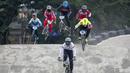 Kristens Krigers asal Latvia memimpin dan meninggalkan pebalap sepeda BMX asal Indonesia pada babak semifinal Men Elite Kejuaraan Jakarta International BMX 2020. (Bola.com/Peksi Cahyo)
