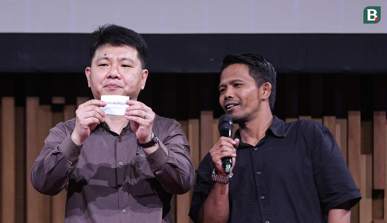 Head of Sports Business Emtek Group sekaligus CEO Nex, Hendy Lim (kiri) bersama Ketua Interdisciplinary Combat Council (ICC), Suwardi (kanan) membuka undian fightera dalam acara konferensi pers Nex Road To Champions di di SCTV Tower, Selasa (7/4/2026).