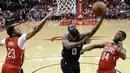 Pebasket Houston Rockets, James Harden, berusaha memasukan bola saat pertandingan melawan New Orleans Pelicans pada laga NBA di Toyota Center, Minggu (25/3/2018). Rockets menang 114-91 atas Pelicans. (AP/Eric Christian Smith)