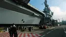 Charles de Gaulle terhitung sudah melakukan perjalanan mengelilingi dunia sebanyak 30 kali (1.2 juta km) dan beroperasi selama lima tahun. di Toulon (17/2). (AFP PHOTO/ BORIS HORVAT)