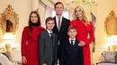 <p>Ivanka trump tampil glamor dalam balutan coat mewah yang dibuat khusus. [Foto: Instagram/ suzannahlondon]</p>