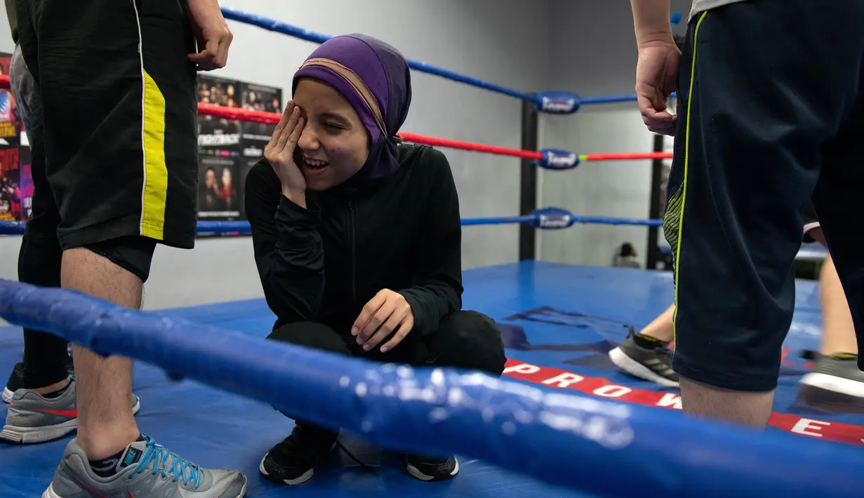 Pegulat hijab Malaysia, Nor "Phoenix" Diana mengikuti sesi latihan di gym di Kuala Lumpur pada 10 Juli 2019. Dengan tinggi tubuh 155 sentimeter dan berat badan tak sampai 50 kilogram, kegesitan dan ketangkasan Nor Diana mampu men- smackdown pesaing-pesaingnya. (Mohd RASFAN/AFP)