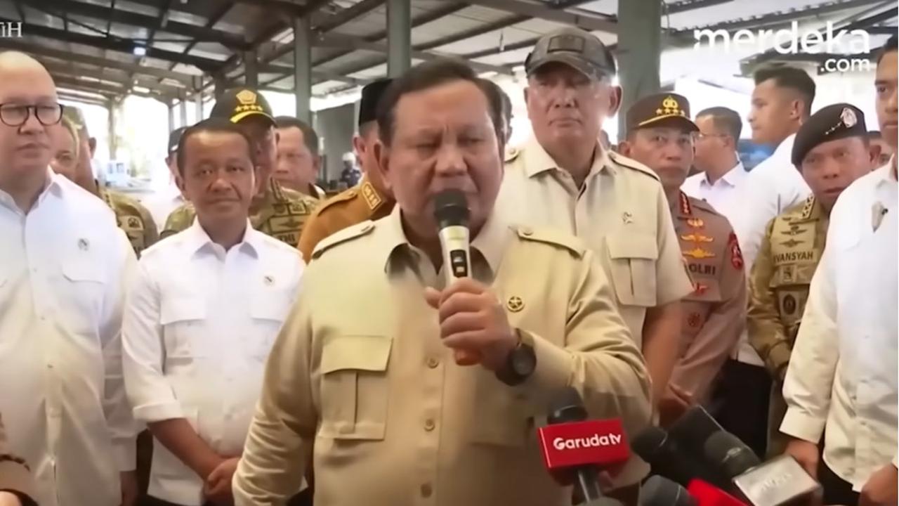 VIDEO: Tangan Bahlil Colek Paha Bos Danantara saat Prabowo Ungkap Kerugian Rp300 T Akibat Tambang