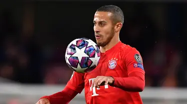 Gelandang Bayern Munchen, Thiago Alcantara mengontrol bola saat bertanding melawan Chelsea pada leg pertama babak 16 besar Liga Champion di Stamford Bridge, London pada 25 Februari 2020. Thiago resmi jadi pemain Liverpool. The Reds telah menuntaskan transfer Thiago dari Munchen. (AFP/Ben Stansall)