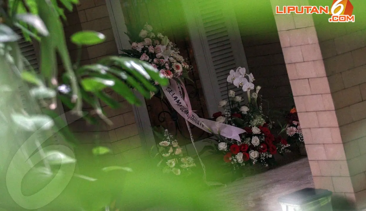 Terlihat pula tumpukan karangan bunga di teras depan kediaman mantan ketua BPK Hadi Poernomo, Selasa (22/4/2014). (Liputan6.com/Faizal Fanani)