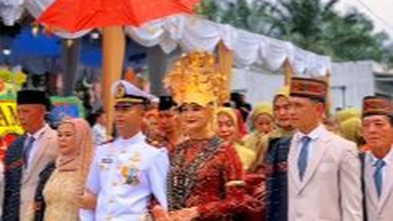Pernikahan Lettu Edi dan Iptu Indah sukses mencuri perhatian. <br><br>Bagaimana tidak, keduanya sama-sama berprofesi sebagai seorang abdi negara. <br>