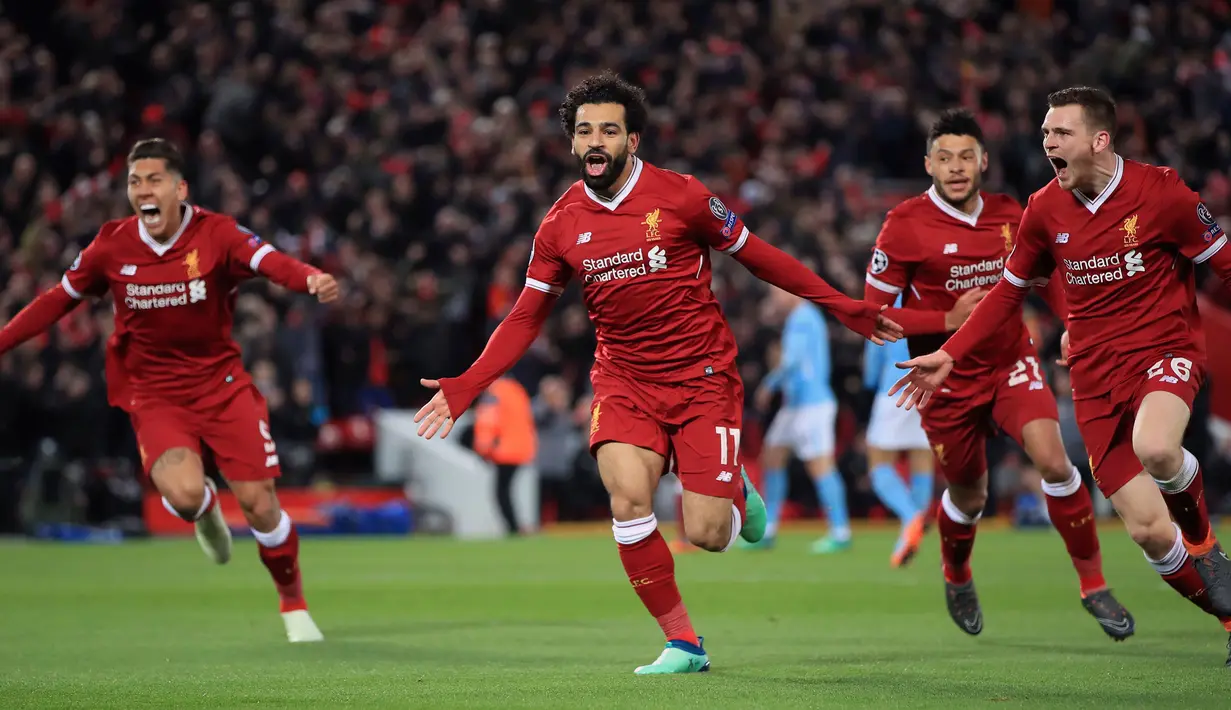 Penyerang Liverpool Mohamed Salah merayakan gol bersama rekan setimnya saat melawan Manchester City dalam pertandingan Liga Champions di Anfield, Liverpool (4/4). Liverpool menang 3-0 atas Manchester City. (Peter Byrne/PA via AP)