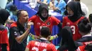 <p>Peelatih Timnas Bola Voli Putri Indonesia, Alim Suseno memberikan arahan kepada pemainnya saat laga Grup A Bola Voli Putri SEA Games 2023 melawan Timnas Bola Voli Putri Thailand di Olympic Complex Indoor Main Hall, Phnom Penh, Kamboja, Selasa (09/05/2023). (Bola.com/Abdul Aziz)</p>