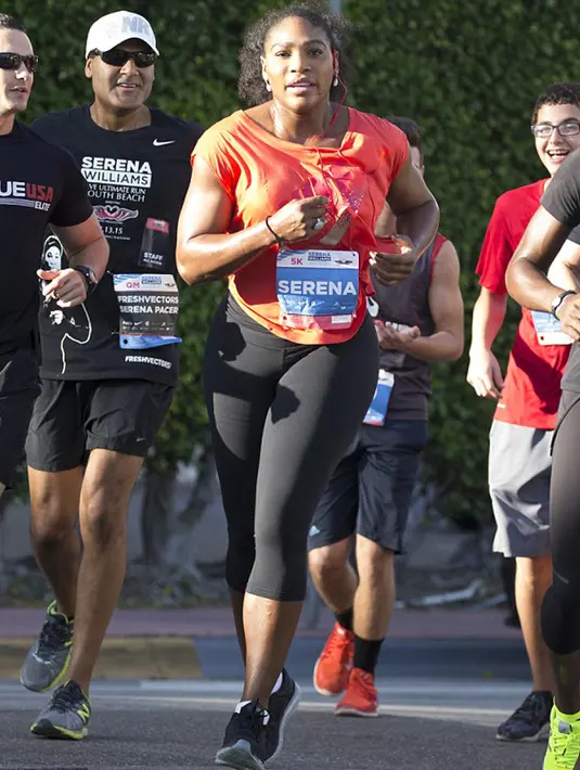 Petenis top Serena Williams saat mengikuti lomba lari 5 km bertajuk Serena Williams Live Ultimate Run di Miami Beach, Florida, Senin (14/12). Ajang amal ini dilangsungkan oleh yayasan Serena sendiri--Serena Williams Fund. (dailymail.co.uk)