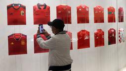 FIFA Fan Festival Corniche juga menyediakan area khusus bagi para penggemar untuk melihat kembali sejarah Piala Dunia. (Bola.com/Ade Yusuf Satria)