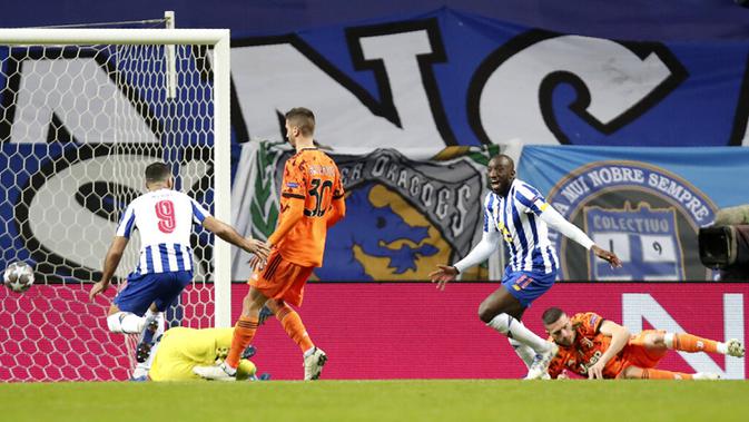 Pemain FC Porto Moussa Marega (kedua kanan) melakukan selebrasi usai mencetak gol ke gawang Juventus pada leg pertama babak 16 besar Liga Champions di Stadion Dragao, Porto, Portugal, Rabu (17/2/2021). FC Porto menang 2-1. (AP Photo/Luis Vieira)