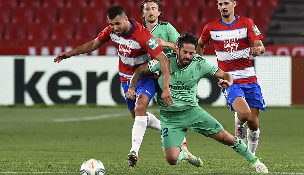 Gelandang Real Madrid, Isco, berebut bola dengan gelandang Granada, Fede Vico, pada laga lanjutan La Liga pekan ke-36 di di Estadio Nuevo Los Carmenes, Selasa (14/7/2020) dini hari WIB. Real Madrid menang 2-1 atas Granada. (AFP/Jorge Guerrero)