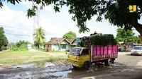 Presiden Joko Widodo dan Menteri Pekerjaan Umum dan Perumahan Rakyat (PUPR) Basuki Hadimuljono melihat beberapa ruas jalan rusak di Lampung. (Dok Kementerian PUPR)