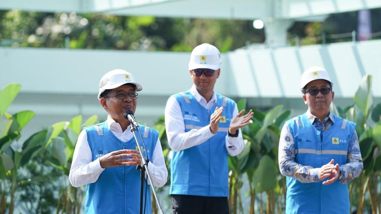 "Ya lihat saja nanti (soal kenaikan pangkat kehormatan Prabowo). Bapak Presiden hadir (di Rapim TNI-Polri)," kata Pratikno kepada wartawan di Kompleks Istana Kepresidenan Jakarta, Selasa (27/2).