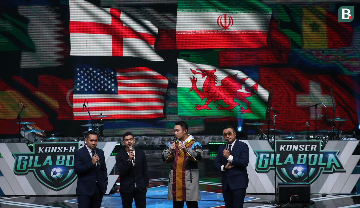 <p>Edwin Setyadinata, Bambang Pamungkas,&nbsp;Gilang Dirga, Rendra Soedjono&nbsp;saat memandu acara Konser Gila Bola 2022 di Studio 5 Indosiar, Daan Mogot, Jakarta, Kamis (17/11/2022). (Bola.com/Bagaskara Lazuardi)</p>