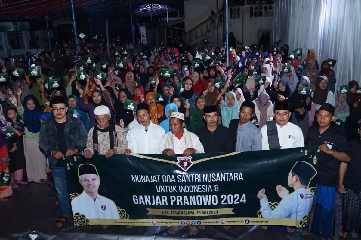 DPC Sahabat Ganjar Kabupaten Tasikmalaya, Jawa Barat, melaksanakan Munajat Doa Santri Nusantara, Untuk Indonesia dan Ganjar Pranowo 2024 di Pondok Pesantren Assyafiah, Tasikmalaya, Jawa Barat bersama Santri dan seluruh masyarakat, Kamis (18/5/2023) (Istim