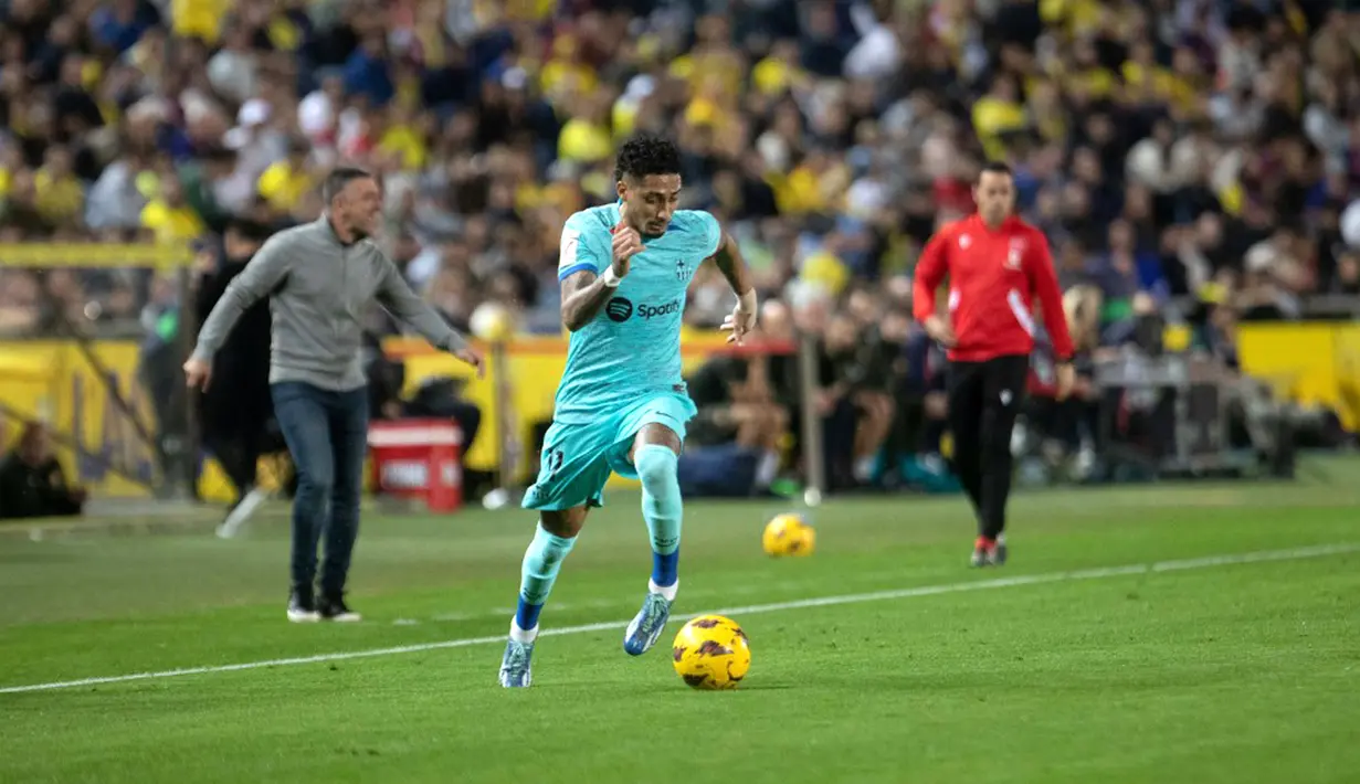 Barcelona baru dapat mencetak gol penyeimbang pada menit ke-55. Sodoran Sergo Roberto dituntaskan Ferran Torres. Skor imbang 1-1. (DESIREE MARTIN/AFP)
