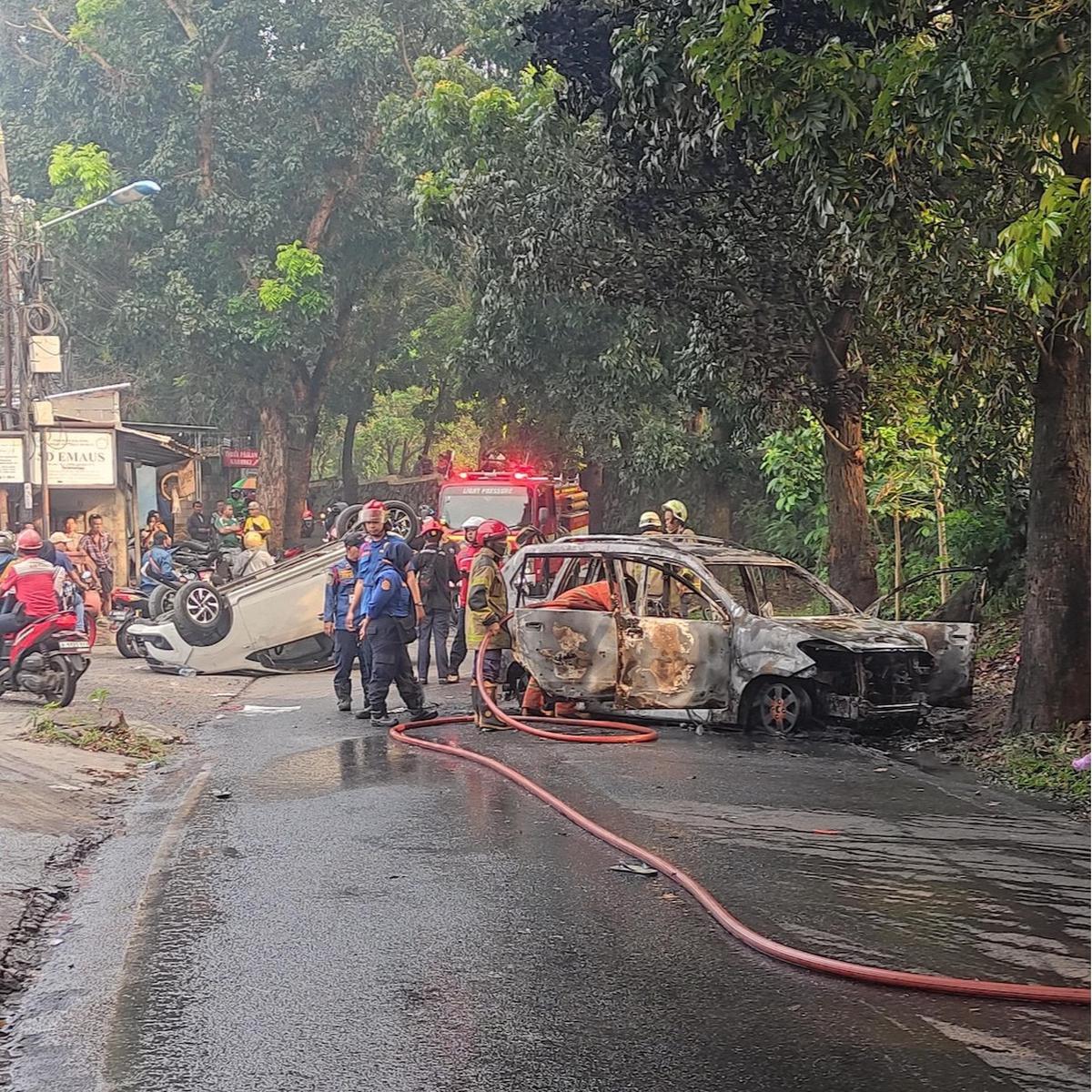 Tiga Mobil Polisi Dibakar di Depok