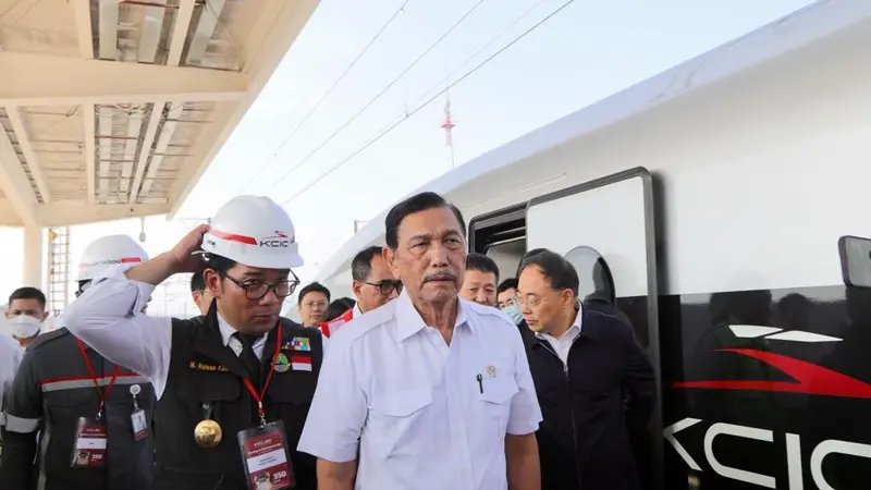 Menteri Koordinator Bidang Kemaritiman dan Investasi, Luhut Binsar Pandjaitan lakukan uji coba LRT Jabodetabek dan Kereta Cepat Jakarta-Bandung (KCJB) pada Kamis (22/6/2023). (Dok Kemenko Marves)