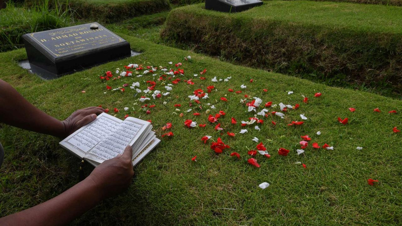 Ziarah kubur di makam khusus korban Covid-19 Srengseng Sawah