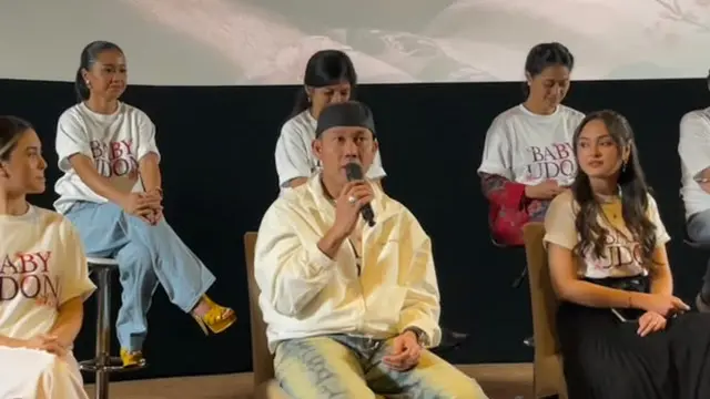 Denny Sumargo, memegang mic, dalam Press Conference Trailer Baby Udon di Senayan pada Senin, (3/8/2026). (Liputan6.com/Afradhiya N. R)