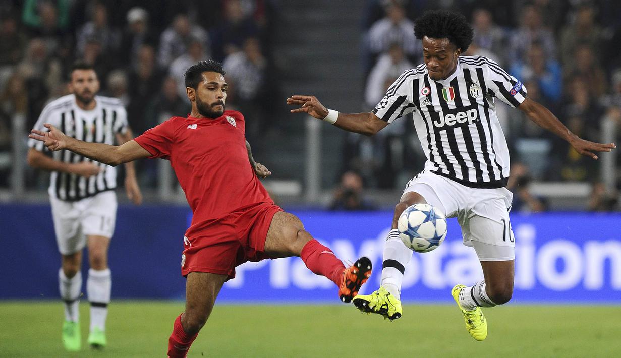 Pemain Juventus, Juan Cuadrado berusaha melewati pemain Sevilla, Benoit Tremoulinas pada laga Liga Champions di Stadion Juventus, Italia, Kamis (1/10/2015). (Reuters/Giorgio Perottino)