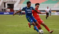 Pemain Persib Bandung, Frets Butuan (kiri) mengontrol bola dibayangi pemain Borneo FC, M Taufany Muslihuddin dalam pertandingan lanjutan BRI Liga 1 2022/2023 yang berlangsung di Stadion Pakansari, Bogor, Kamis (26/1/2023). (Bola.com/Ikhwan Yanuar)
