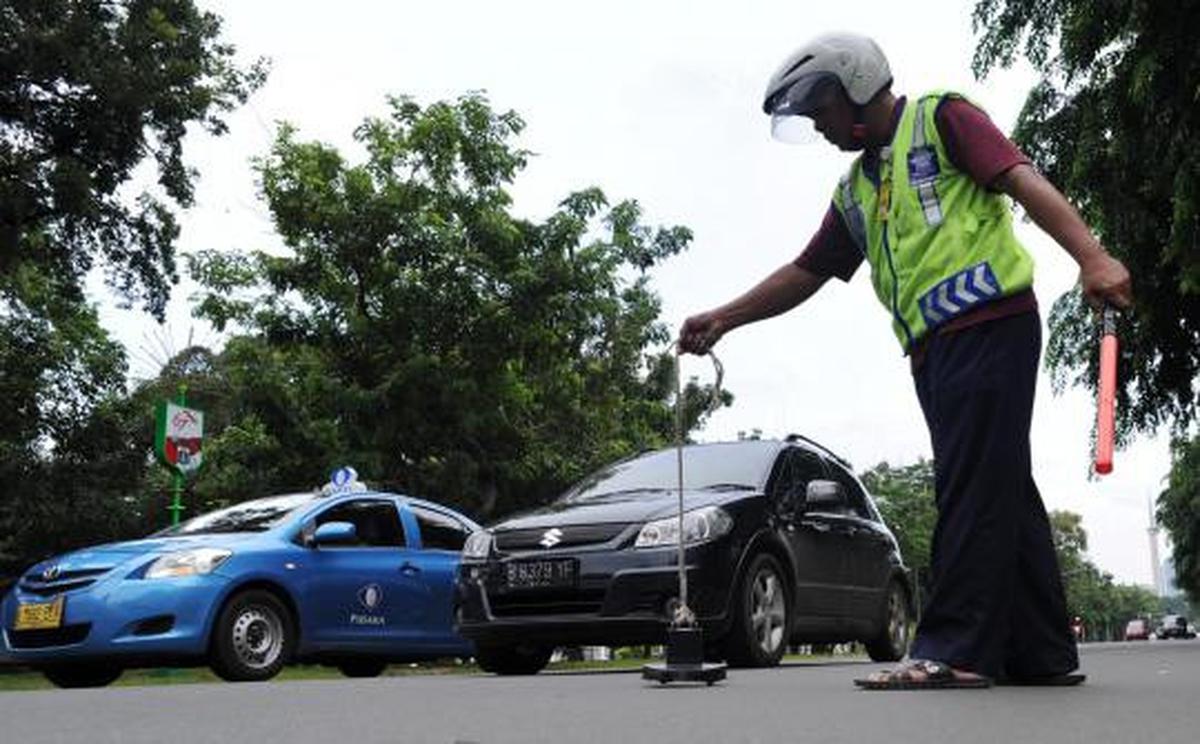 Semangat relawan pemungut ranjau paku di depan Istana